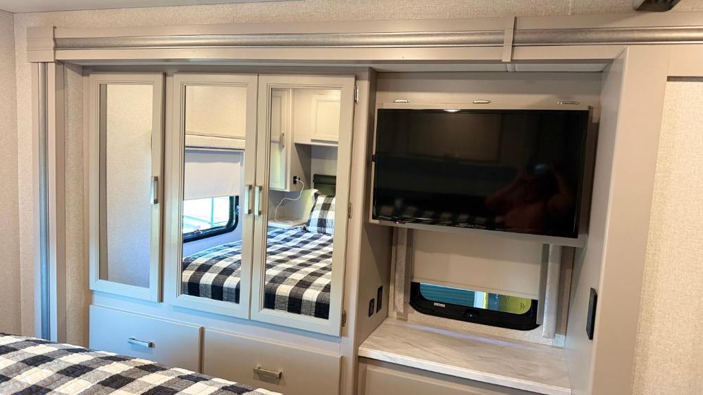 Postel nebo postele na pokoji v ubytování Private Cozy R/V , for your enjoyment