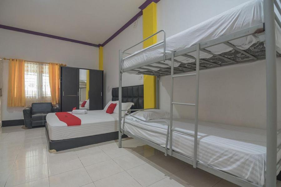 Postel nebo postele na pokoji v ubytování EMWEKA Pavillion Balikpapan