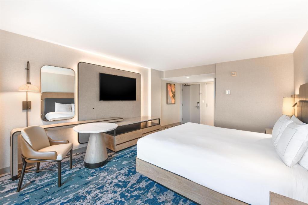 Hilton Anaheim - Chambre Lit King-Size - Niveau Piscine/Terrasse