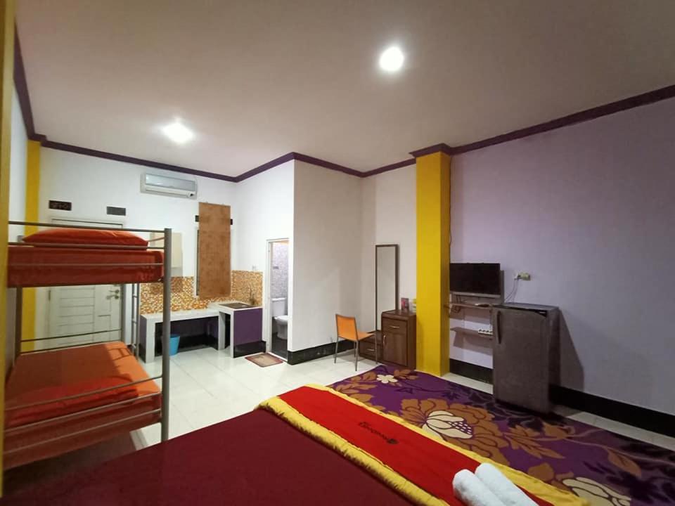 Postel nebo postele na pokoji v ubytování EMWEKA Pavillion Balikpapan