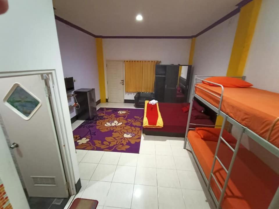 Postel nebo postele na pokoji v ubytování EMWEKA Pavillion Balikpapan