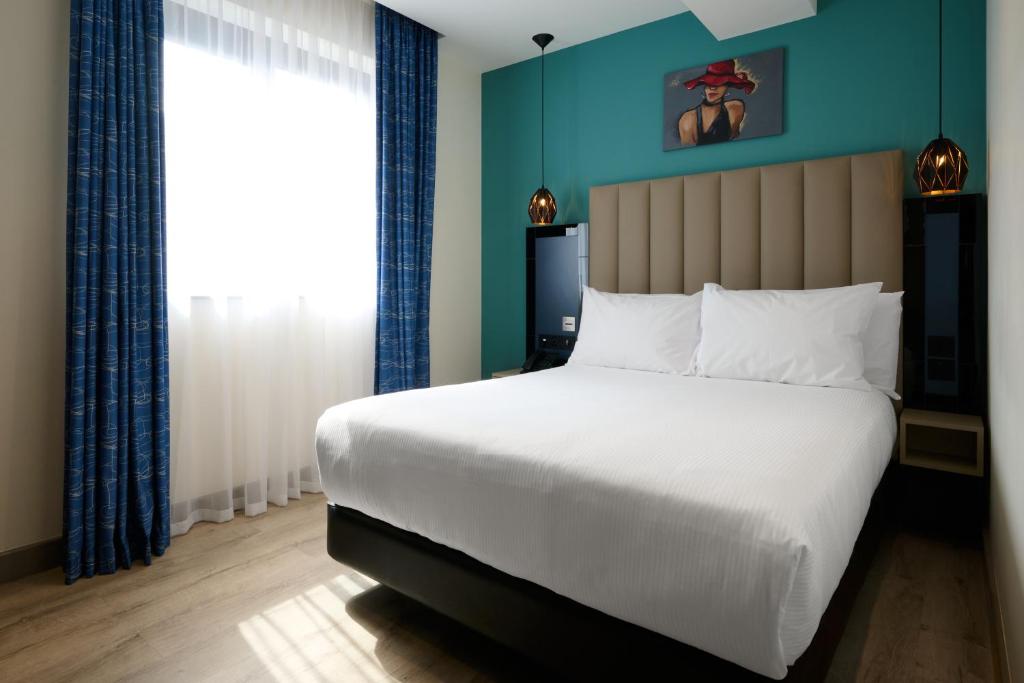 Postel nebo postele na pokoji v ubytování Spark by Hilton Luton
