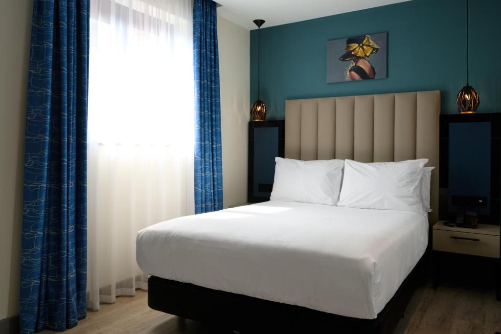Postel nebo postele na pokoji v ubytování Spark by Hilton Luton