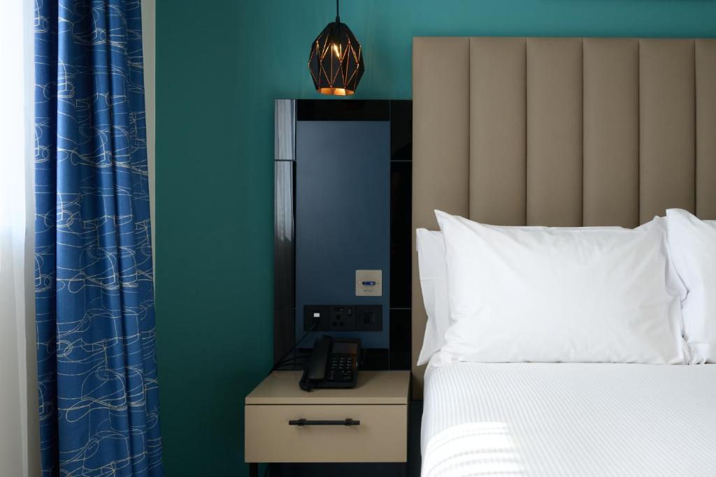 Postel nebo postele na pokoji v ubytování Spark by Hilton Luton