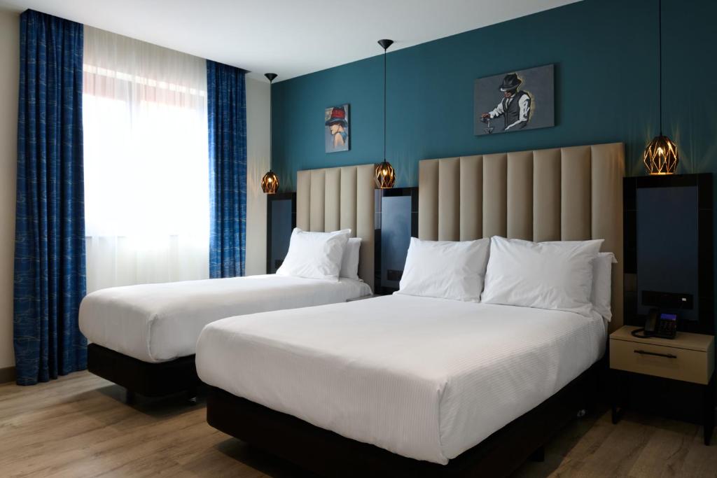 Postel nebo postele na pokoji v ubytování Spark by Hilton Luton