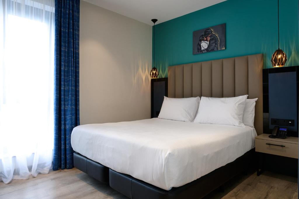 Postel nebo postele na pokoji v ubytování Spark by Hilton Luton
