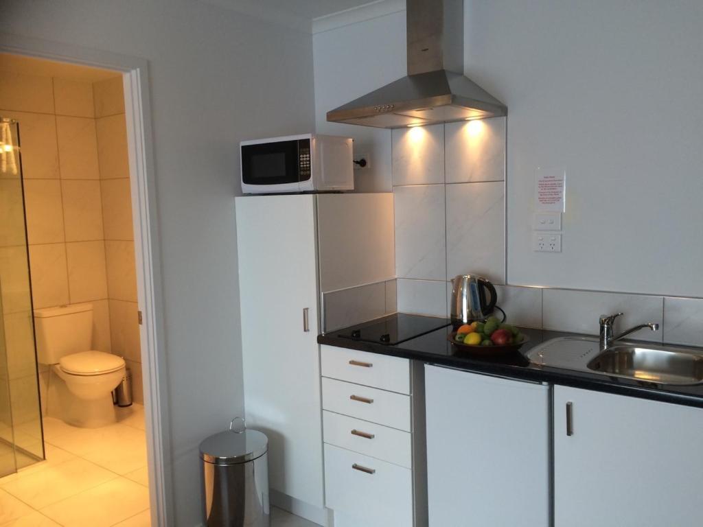 Kuchyň nebo kuchyňský kout v ubytování BKs Premier Motel Hamilton