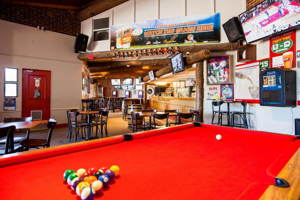 Biliár nebo kulečník v ubytování Leisure Inn Hotel Rockingham