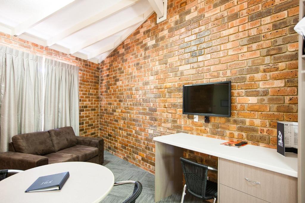 TV a/nebo společenská místnost v ubytování Leisure Inn Hotel Rockingham