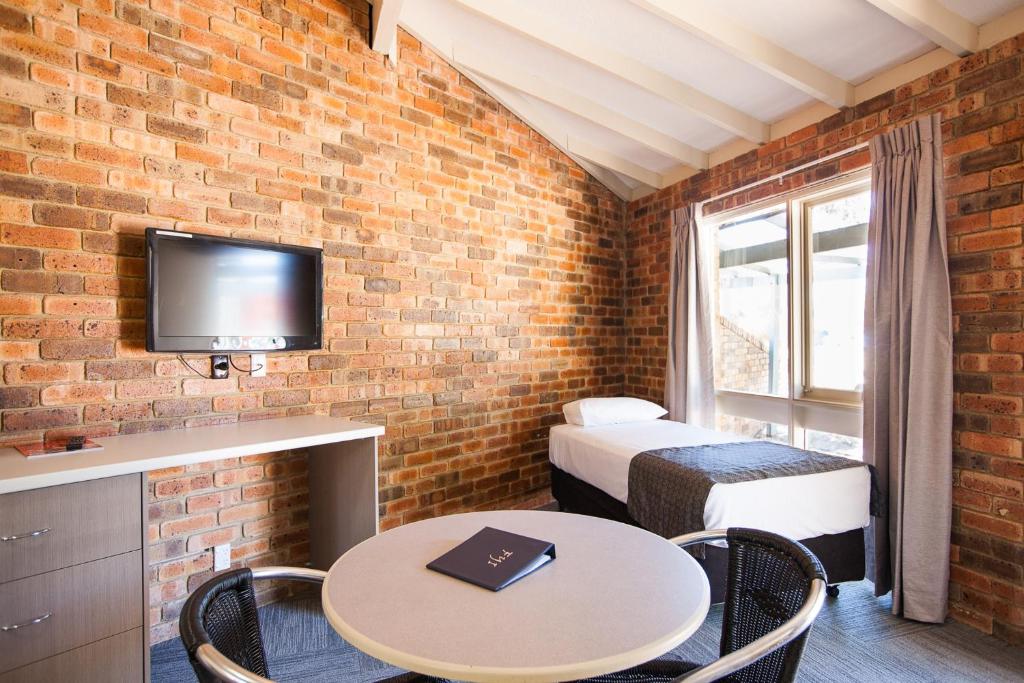 TV a/nebo společenská místnost v ubytování Leisure Inn Hotel Rockingham