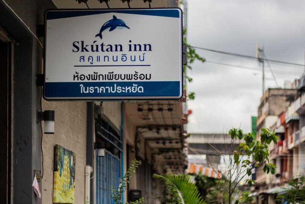 a sign on the side of a building at Skutan Inn Bangchak in Bangkok