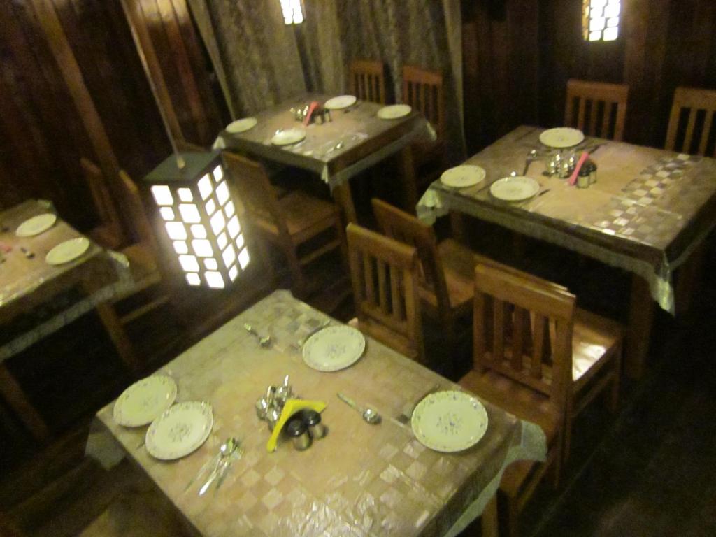 een uitzicht op een eetkamer met tafels en stoelen bij Merry Villas in Kurseong
