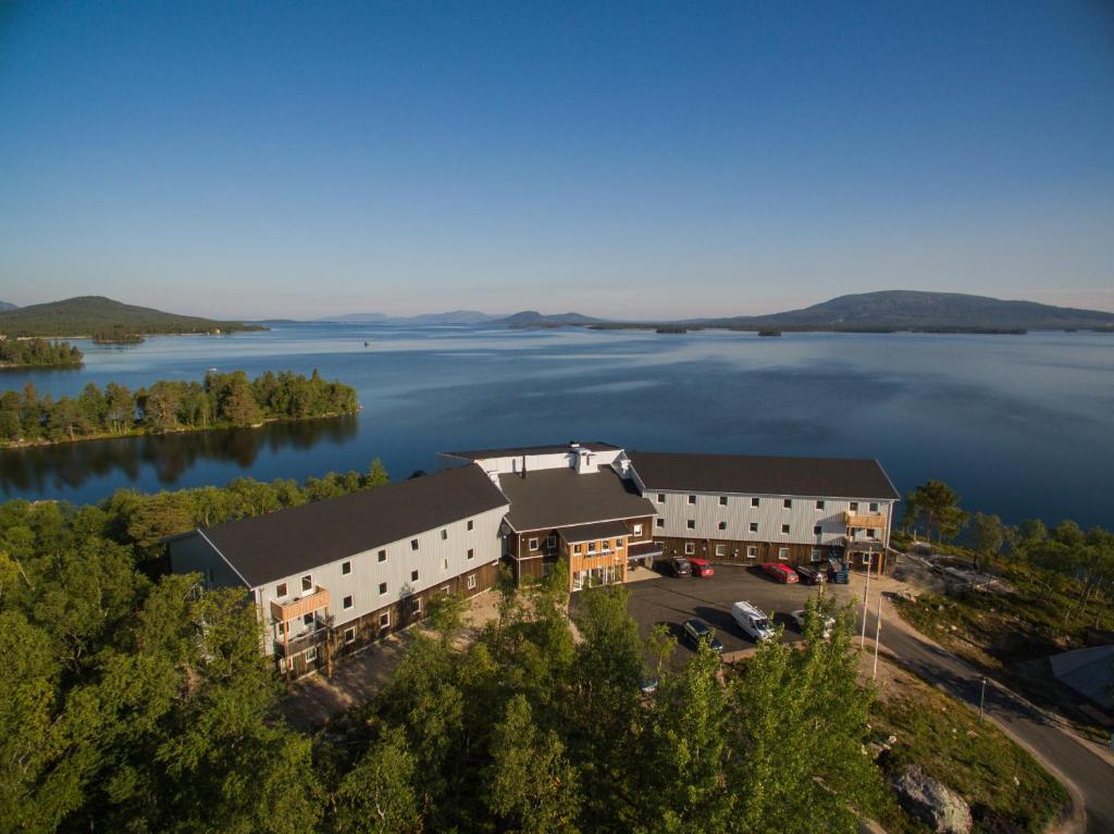 una vista aérea de un complejo en un lago en Hornavan Hotell en Arjeplog