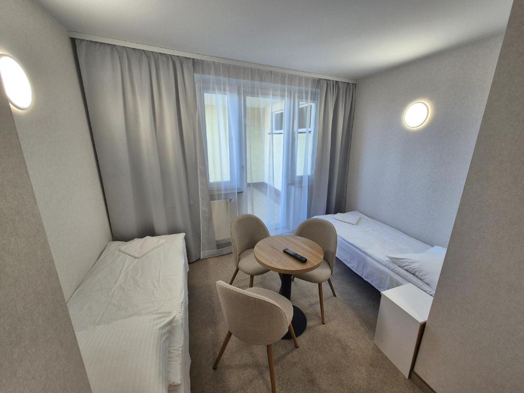 Wojciech-pokoje PREMIUM-śniadania bufet-2 sale zabaw-możliwość wyżywienia - Quadruple Room With Balcony