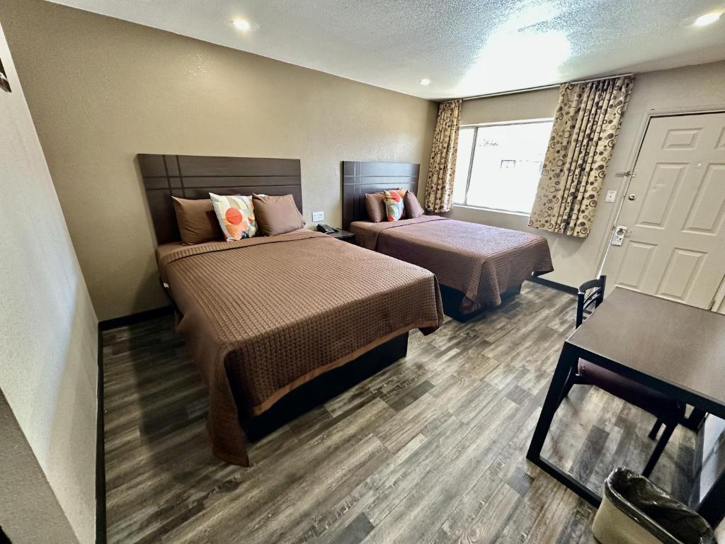 Postel nebo postele na pokoji v ubytování West Inn NAU - Downtown Flagstaff