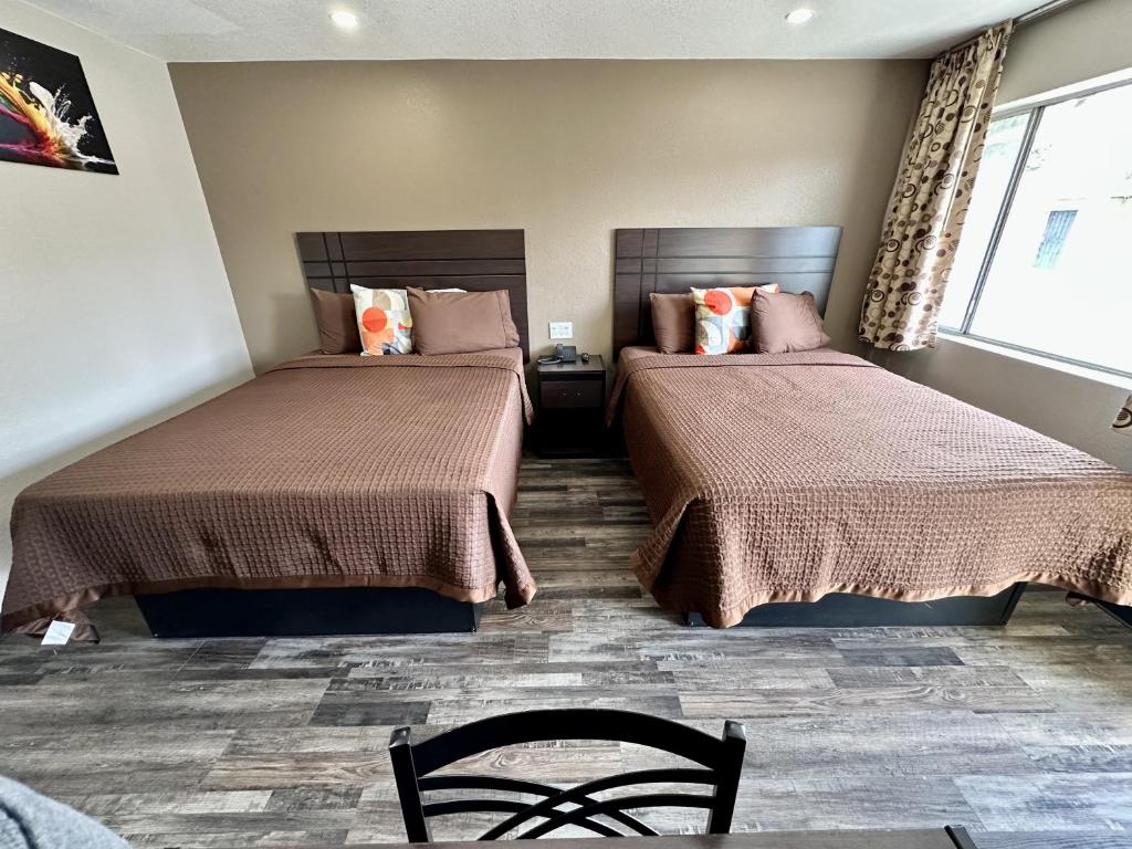 Postel nebo postele na pokoji v ubytování West Inn NAU - Downtown Flagstaff
