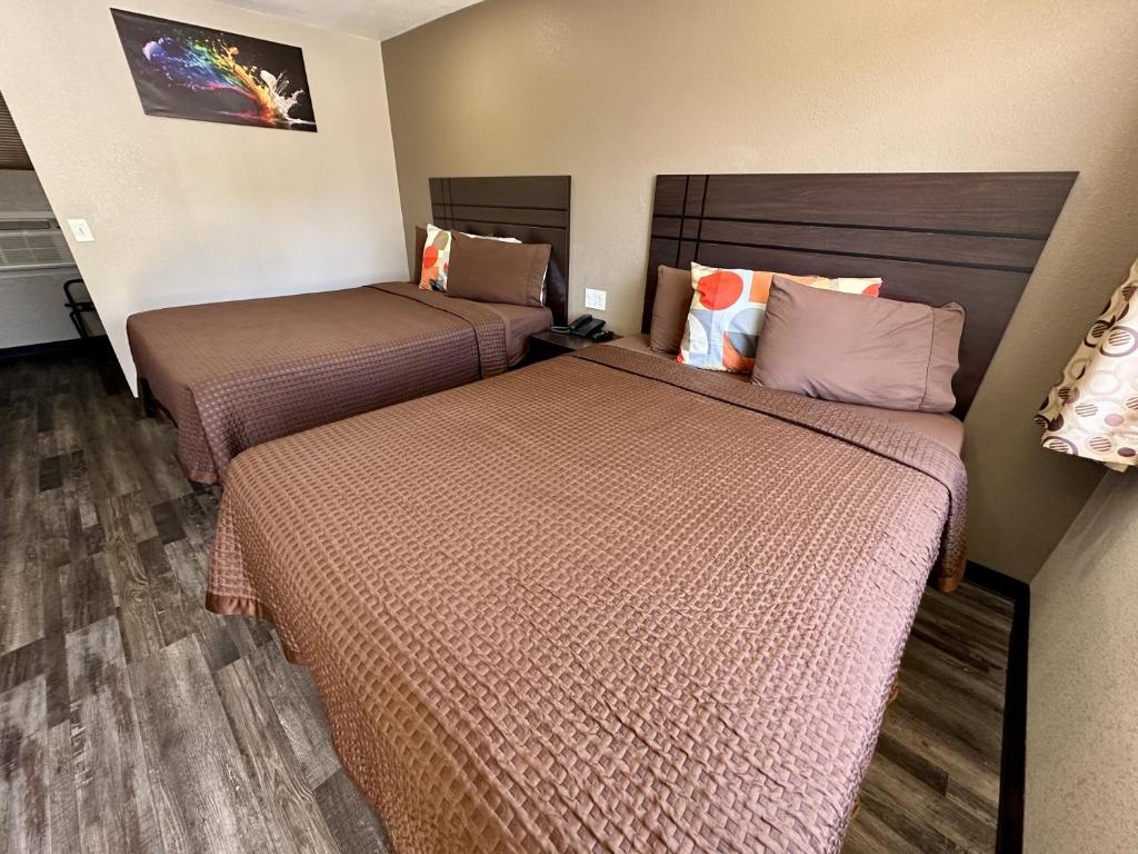 Postel nebo postele na pokoji v ubytování West Inn NAU - Downtown Flagstaff