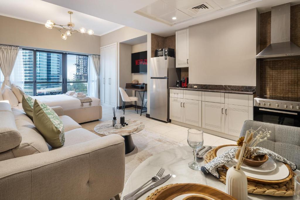 Kitchen o kitchenette sa Urban Studio Apartment In Goldcrest Views Jlt