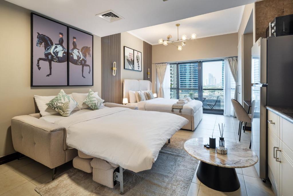 TV at/o entertainment center sa Urban Studio Apartment In Goldcrest Views Jlt