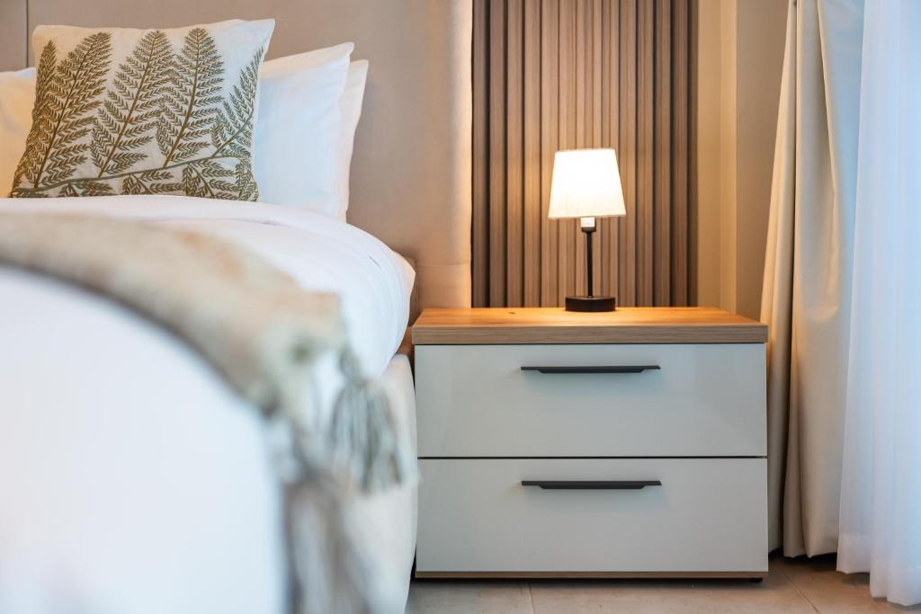 Kama o mga kama sa kuwarto sa Urban Studio Apartment In Goldcrest Views Jlt