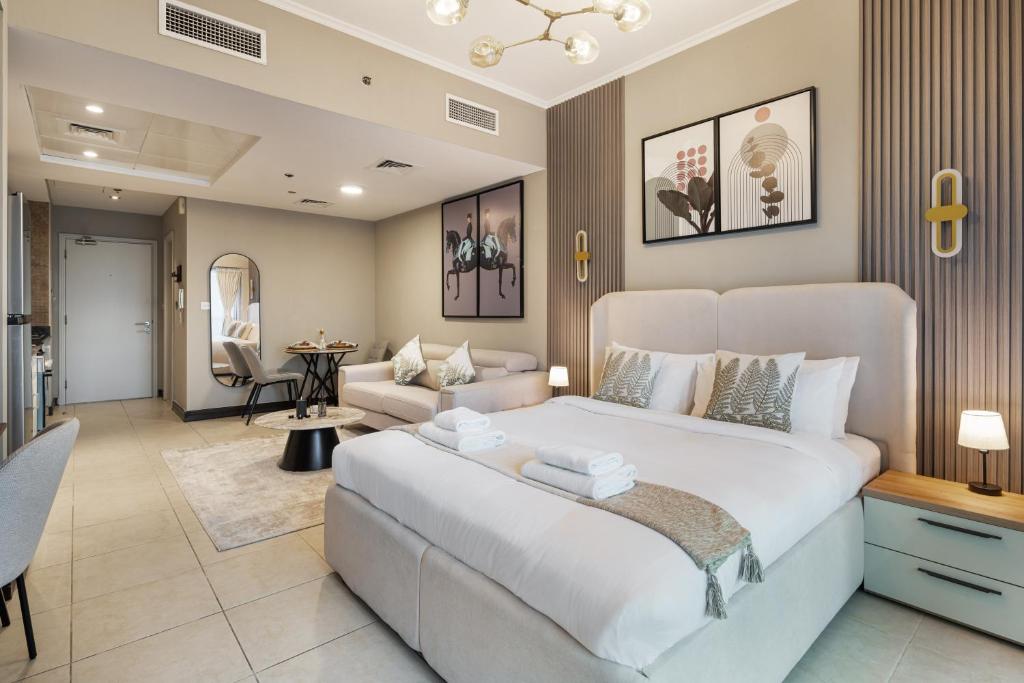 Kama o mga kama sa kuwarto sa Urban Studio Apartment In Goldcrest Views Jlt