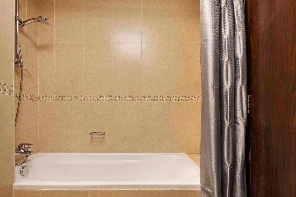 Bathroom sa Urban Studio Apartment In Goldcrest Views Jlt