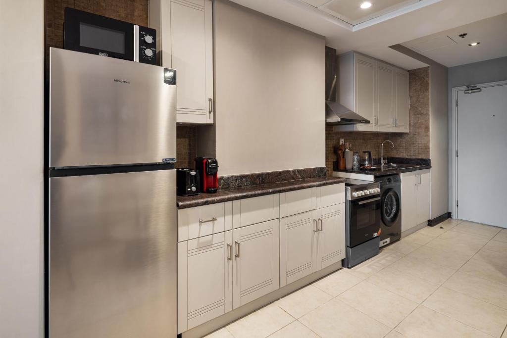 Kitchen o kitchenette sa Urban Studio Apartment In Goldcrest Views Jlt