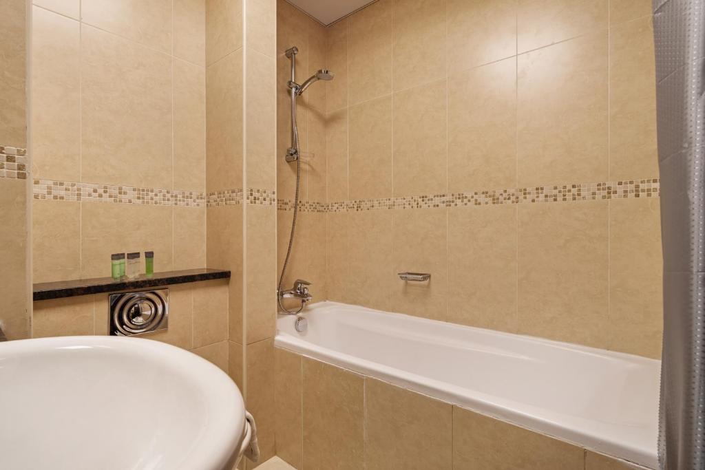 Bathroom sa Urban Studio Apartment In Goldcrest Views Jlt