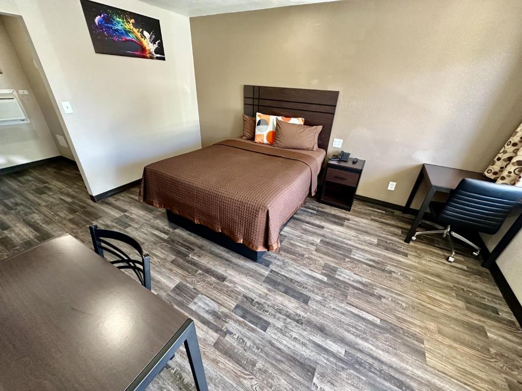 Postel nebo postele na pokoji v ubytování West Inn NAU - Downtown Flagstaff