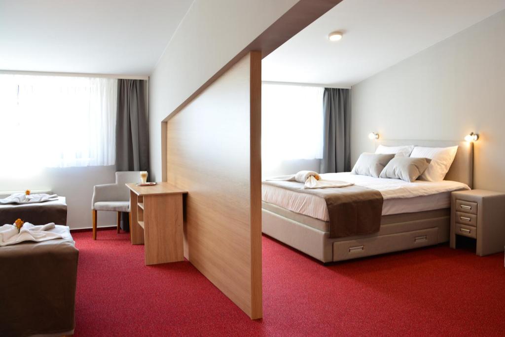 Postel nebo postele na pokoji v ubytování Hotel Dolenjc