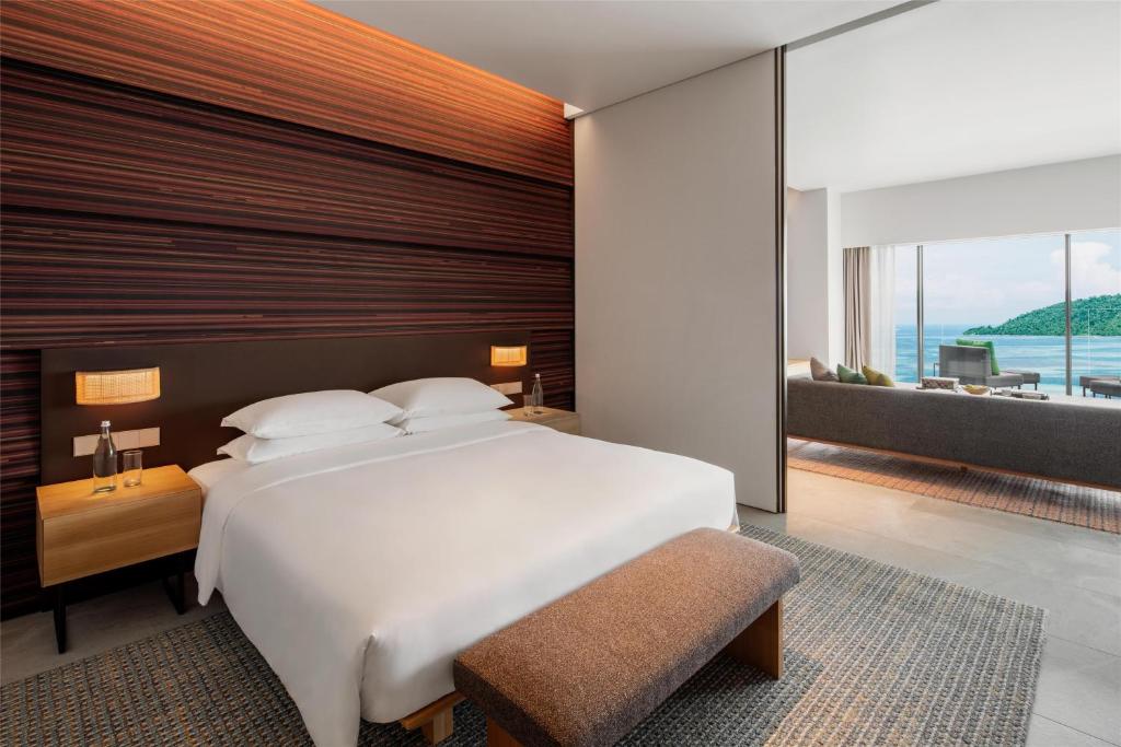 Postel nebo postele na pokoji v ubytování Hyatt Centric Kota Kinabalu