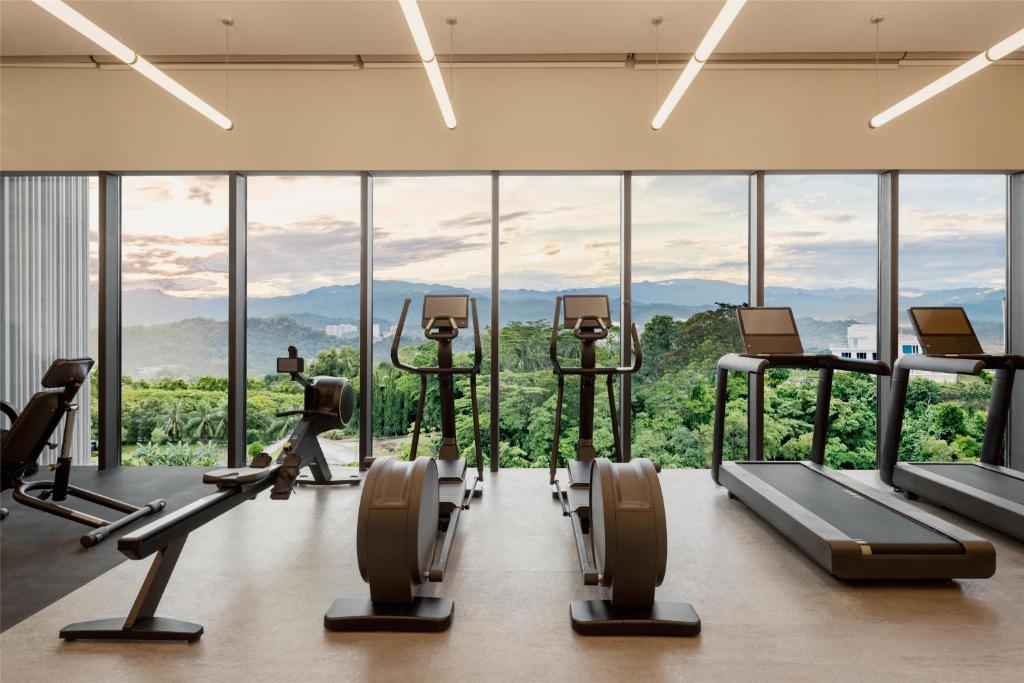 Fitness centrum a/nebo fitness zařízení v ubytování Hyatt Centric Kota Kinabalu