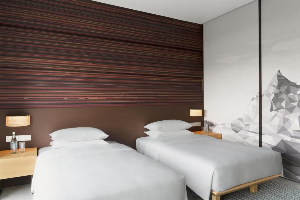 Postel nebo postele na pokoji v ubytování Hyatt Centric Kota Kinabalu