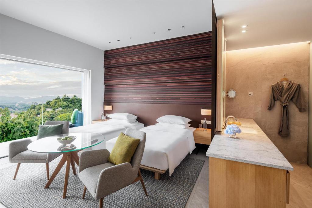 Postel nebo postele na pokoji v ubytování Hyatt Centric Kota Kinabalu