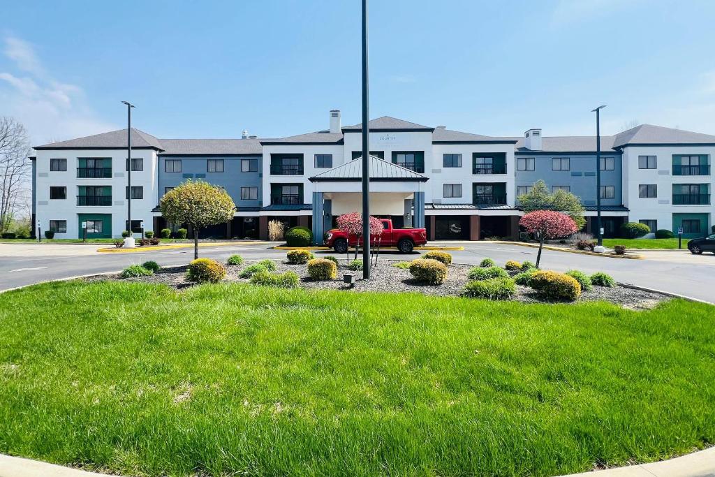 Κήπος έξω από το Country Inn & Suites by Radisson, Columbus-Edinburgh