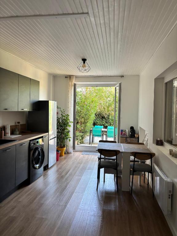 une cuisine avec une table et une salle à manger dans l'établissement Maison de village avec exterieur -Luberon - Villelaure, à Villelaure