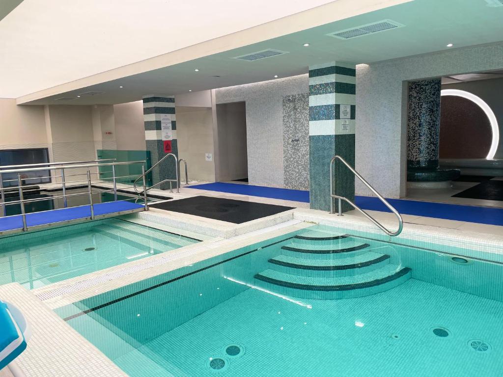 Bazén v ubytování Hotel Olanesti & Spa Medical nebo v jeho okolí