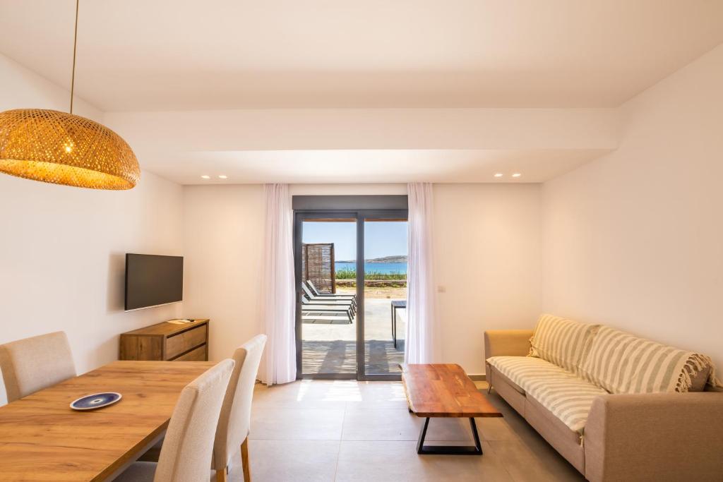 Posezení v ubytování Cato Agro 3, Seafront Villa with Private Pool