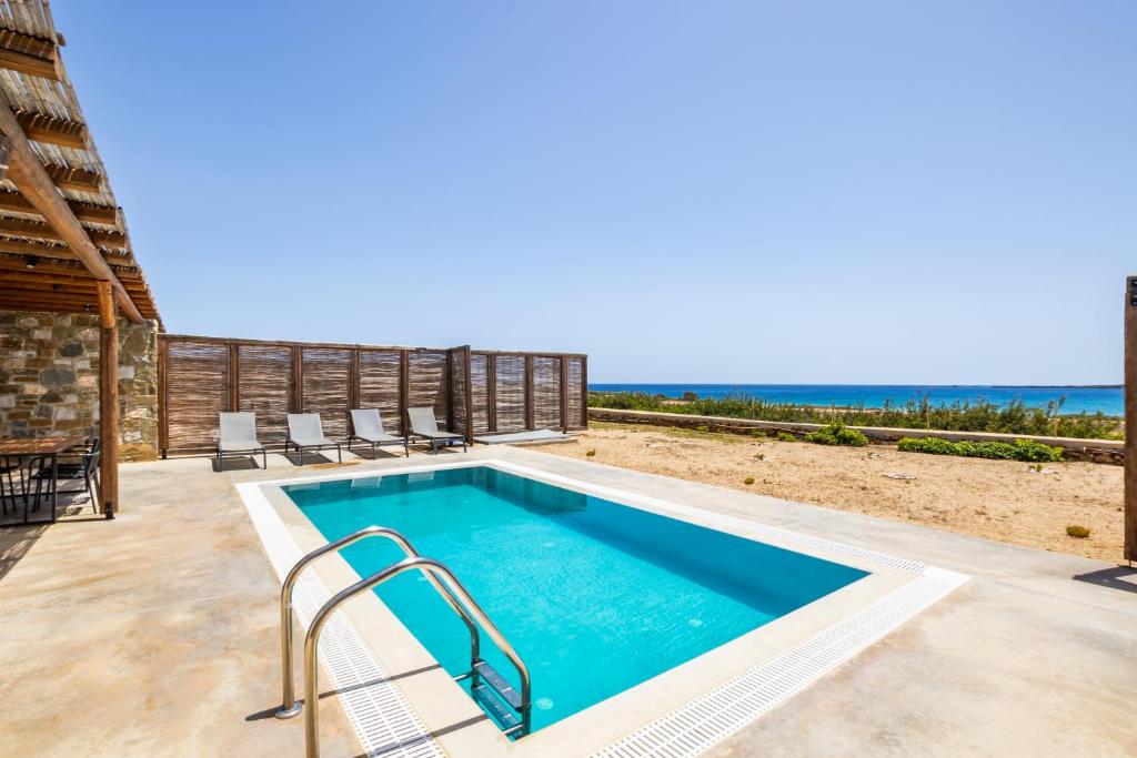 Bazén v ubytování Cato Agro 3, Seafront Villa with Private Pool nebo v jeho okolí