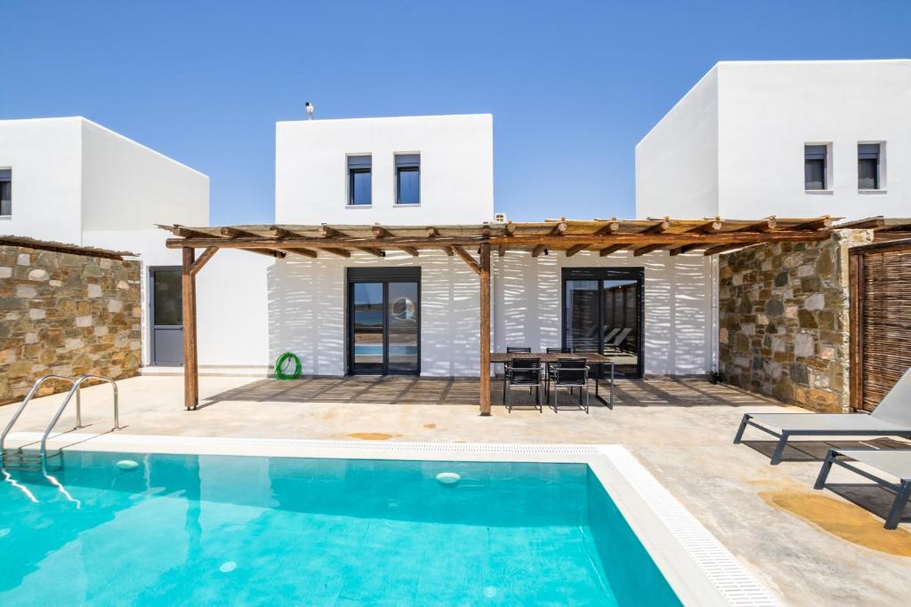 Bazén v ubytování Cato Agro 3, Seafront Villa with Private Pool nebo v jeho okolí