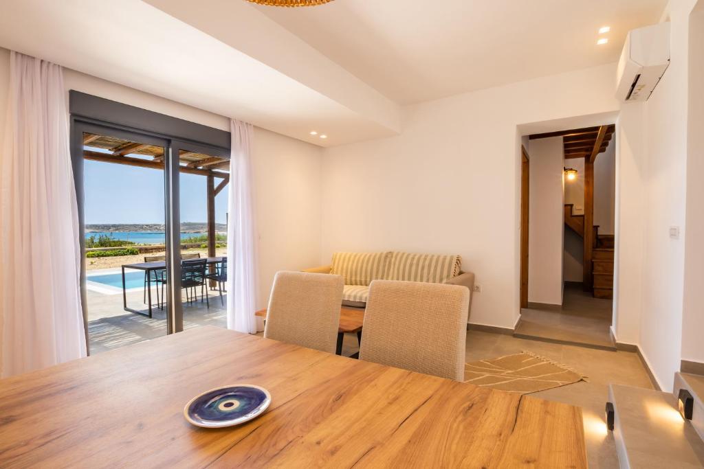 Posezení v ubytování Cato Agro 3, Seafront Villa with Private Pool