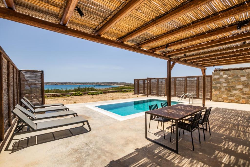 Bazén v ubytování Cato Agro 3, Seafront Villa with Private Pool nebo v jeho okolí