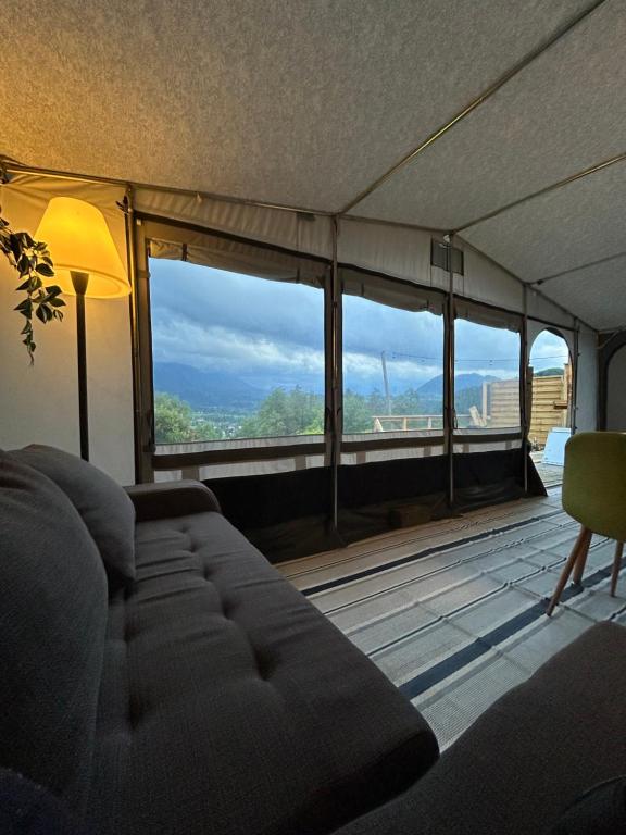 Posezení v ubytování Glamping mit wundervollen Ausblick