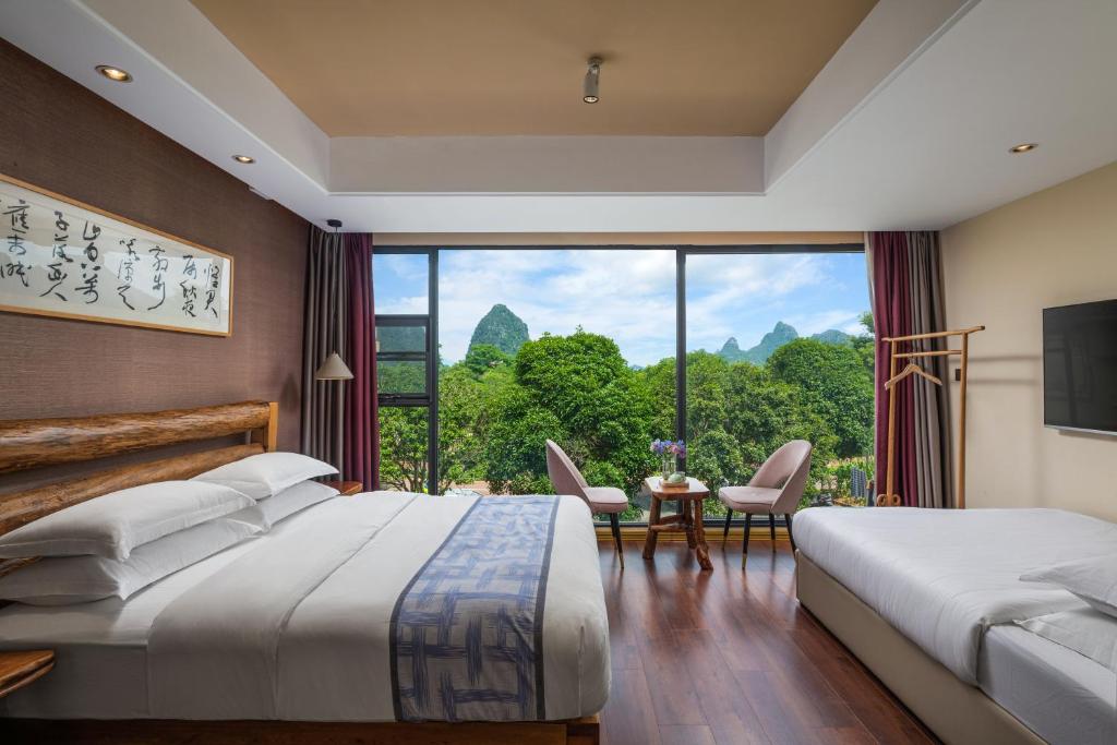 Postel nebo postele na pokoji v ubytování Guilin Village Creek Inn-Free private car pick up station stay 3 nights