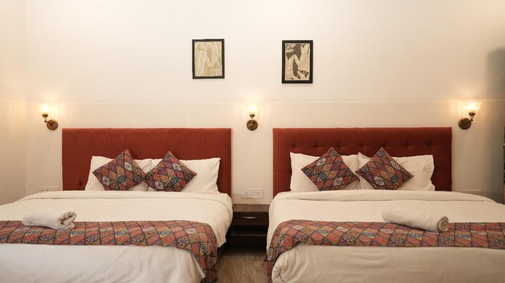 Postel nebo postele na pokoji v ubytování Saffron Inn - Expo India Mart