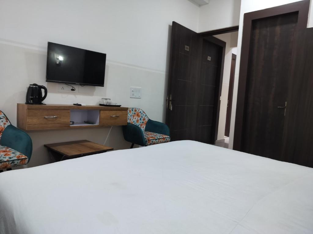 TV a/nebo společenská místnost v ubytování Saffron Inn - Expo India Mart