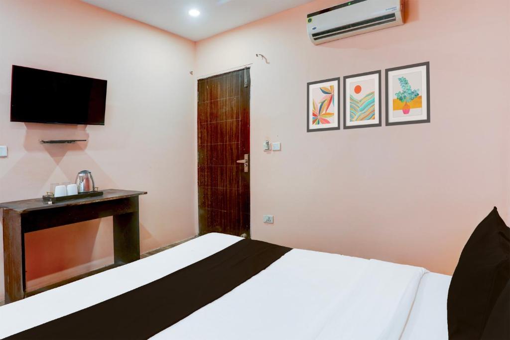 Postel nebo postele na pokoji v ubytování Super Hotel O S J Residency
