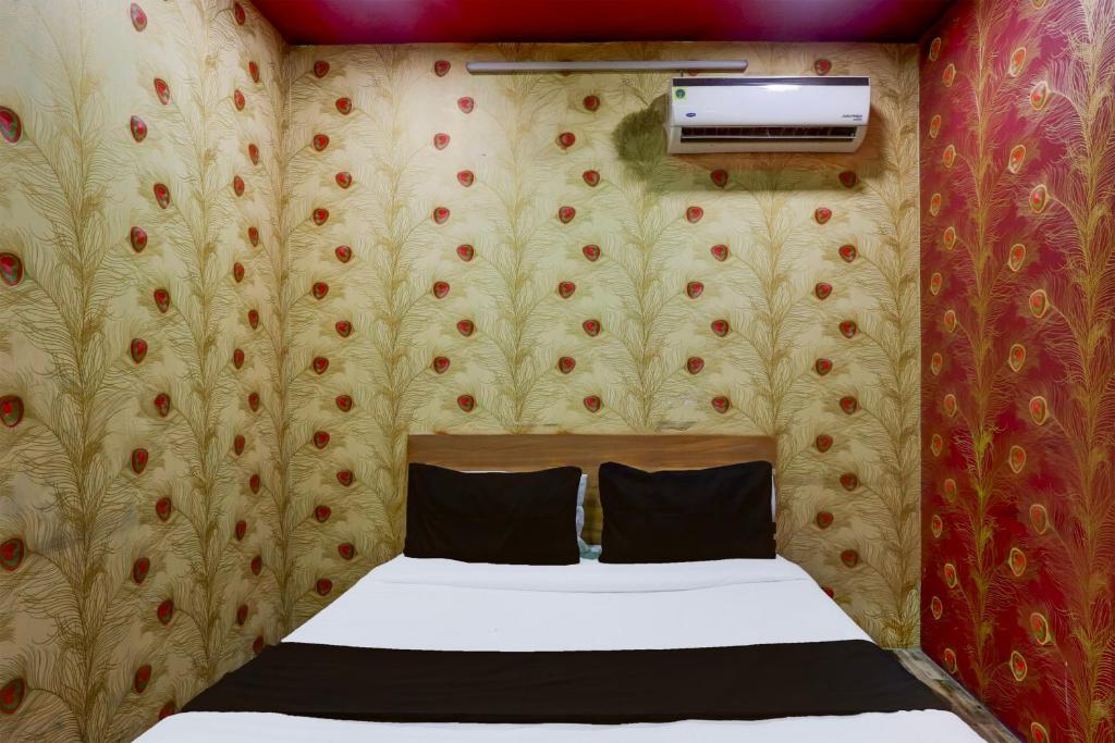 Postel nebo postele na pokoji v ubytování Super Hotel O S J Residency
