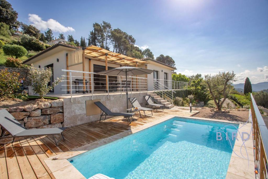 une villa avec piscine et une maison dans l'établissement Superb neo-Provençal villa with swimming pool air conditioning and view, à Bagnols-en-Forêt