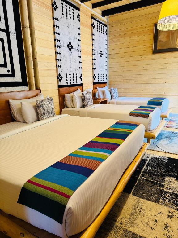 Postel nebo postele na pokoji v ubytování The Feel Luxury Boutique Hotel Ella
